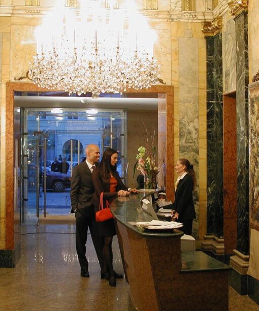 Hotel Ambassador - Ξενοδοχείο 5 αστέρων στη Βιέννη κομψά δωμάτια διακοσμημένα με επιλεγμένες αντίκες.